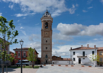 Obraz premium La Morra, Langhe, Piedmont, Italy: Castle square with the bell tower or civic tower (18th century) with clock, blue sky with clouds