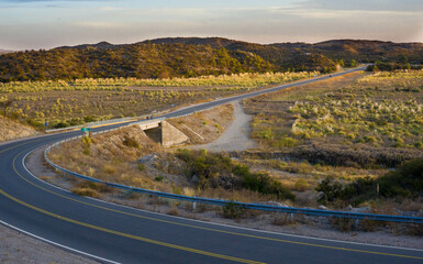 paisajes de la carretera en pleno atardecer