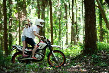Obraz premium オフロードバイクで山道を走る親子