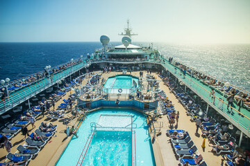 crucero con piscina