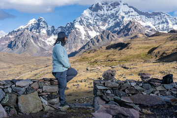 Turista en los Andes del Perú, nevado del Ausangate en la región del Cusco.