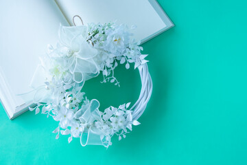 ウェディングイメージ　白い花の白いリースと白い本（グリーンバック）