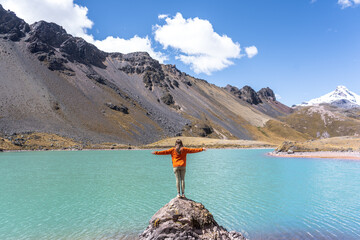 Turista rubia en la laguna del Ausangate en la ciudad del Cusco.