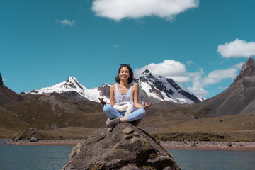Mujer en pose de yoga en el Ausangate en los andes peruanos.