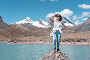 Turista latina en los andes del Perú, Ausangate Cusco Perú. en los andes del Perú.