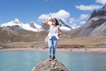 Turista latina en los andes del Perú, Ausangate Cusco Perú, con el lago y las montañas con nieve...