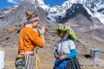 turista mujer conversando con una señora de los andes del Ausangate en Cusco Perú.