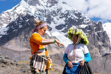 turista mujer conversando con una señora de los andes del Ausangate en Cusco Perú.