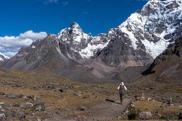 Fototapeta na wymiar Fotografías de la montaña del Ausangate en la ciudad del Cusco, Perú, By Yuri Ugarte Cespedes.