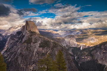 Naklejka premium Half Dome in Yosemite National Park in the evening