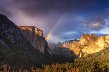 Fototapeta premium Double rainbow seen over the Tunnel View overlook in Yosemite National Park. 