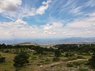 Fototapeta na wymiar vue des montagnes en été depuis le Mont Serein