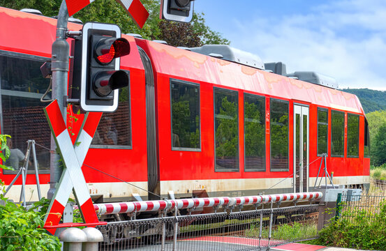 Zug am Bahn&uuml;bergang