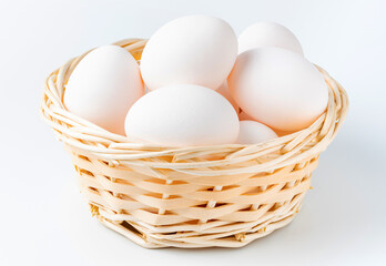 卵（木製のカゴに入ったたくさんの白い生卵）