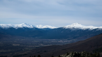 Peñalara y Cuerda larga nevada desde Valle de Lozoya