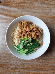 Simple chicken noodles with chicken and vegetable toppings and sliced ​​scallions