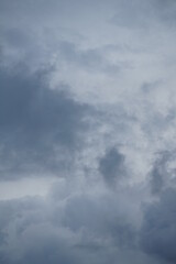 Fototapeta na wymiar Dunkler Wolken Himmel am späten Abend