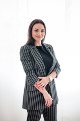 Uma bela mulher empreendedora em pose em pé