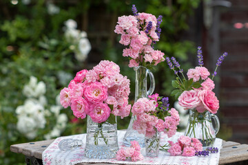 Rosensträuße in Pink in Kristallgläsern im Garten © Natalia Greeske
