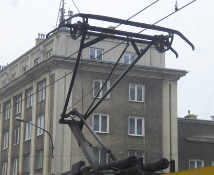 Pantograf na tle budynku