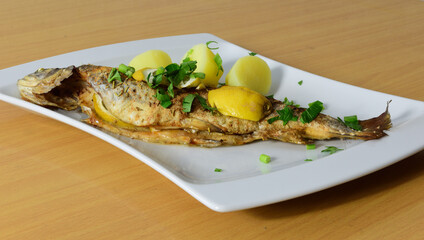 gebratene Forelle mit Petersilienkartoffeln und Zitronen