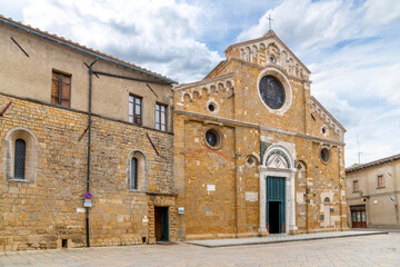 Fototapeta na wymiar The facade of the Volterra Cathedral of Santa Maria Assunta in the Piazza Duomo of the Tuscan hill town of Volterra, Italy.