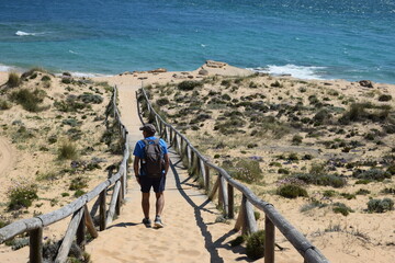 senderista en la playa  de MONUMENTO NATURAL DEL TOMBOLO DE TRAFALGAR (2)