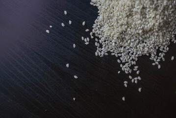 arroz en fondo negro, grano de arroz mesa negra