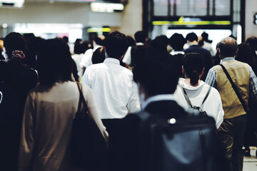 通勤するビジネスマンの後ろ姿