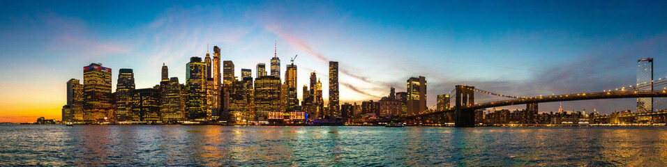 Brooklyn Bridge and Manhattan at night - obrazy, fototapety, plakaty