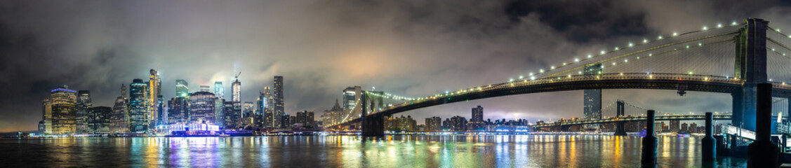 Brooklyn Bridge and Manhattan at night - obrazy, fototapety, plakaty