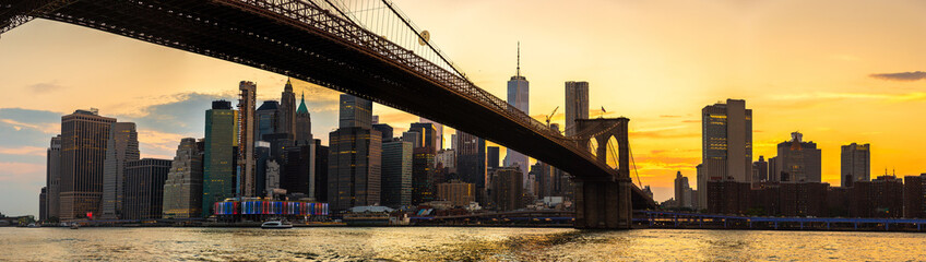 Obraz premium Brooklyn Bridge and Manhattan at sunset