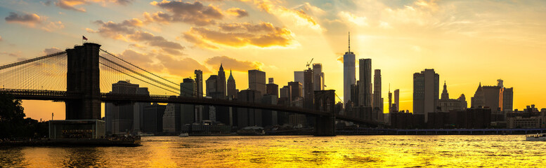 Fototapeta na wymiar Brooklyn Bridge and Manhattan at sunset