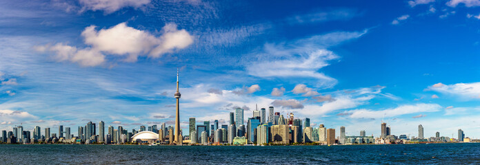 De skyline van Toronto op een zonnige dag