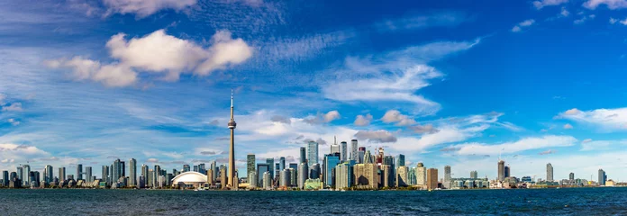 Deurstickers Toronto De skyline van Toronto op een zonnige dag
