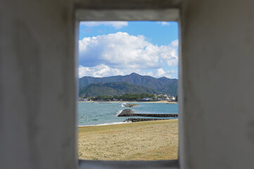 萩城跡「二の丸土塀の銃眼から望む菊ヶ浜」