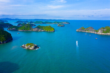 Fototapeta premium Lan Ha Bay in Cat Ba archipelago is beautiful when viewed from a drone with many different large and small islands, with many surfing motorbikes running back and forth for those who like thrilling gam