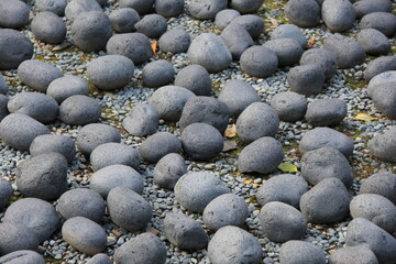 黒く、丸みを帯びた石がたくさんある地面