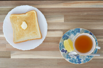 レモンティーとトーストのカフェ朝食