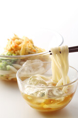 夏の冷やしぶっかけうどん