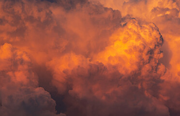 Drastischer orangefarbener Himmel und abstrakter Hintergrund der Wolken. Draufsicht auf orangefarbene Wolken. Hintergrund des warmen Wetters. Kunstbild der orange Wolkenbeschaffenheit.