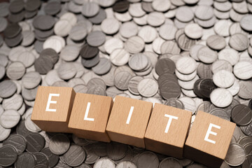 エリートのイメージ｜「ELITE」と書かれたブロックとコイン