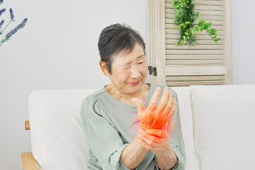 自宅で手が痺れるの高齢者女性