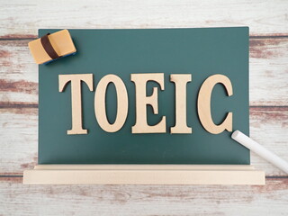 黒板にTOEICトーイックの単語、英語能力テスト
