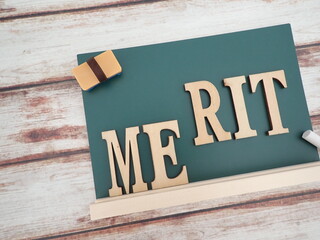 黒板にMERITメリット単語