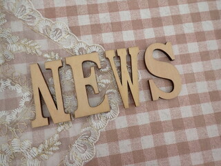 チェック柄の背景にNEWSニュースの単語、ナチュラルなイメージ