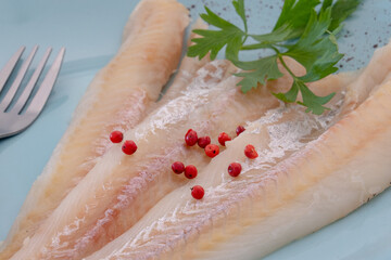 filet de colin cru dans une assiette