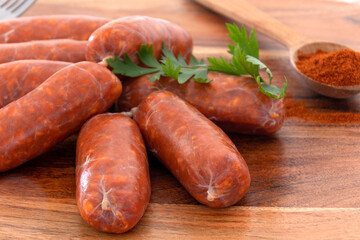 petits chorizo crus sur une planche à découper