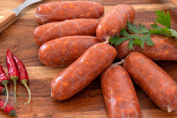 petits chorizo crus sur une planche à découper