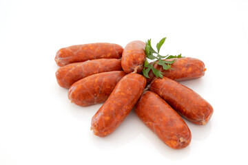 petits chorizo crus isolés sur un fond blanc